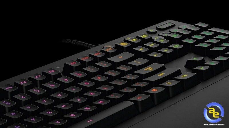 Logitech G213